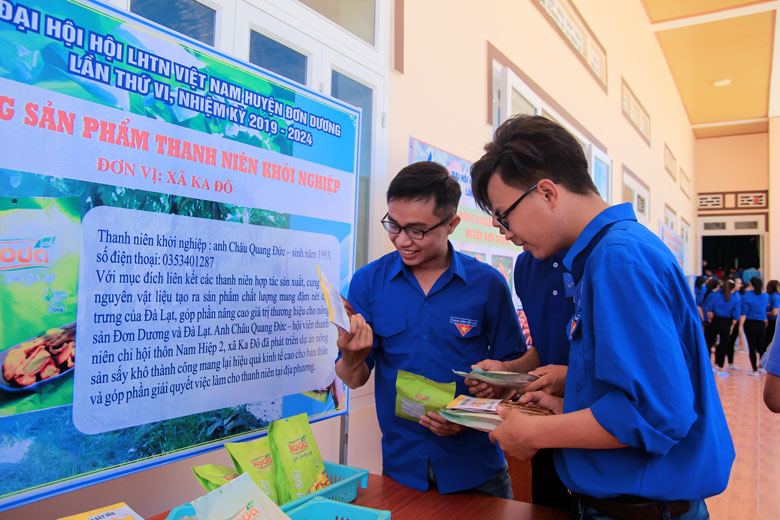 Thanh niên huyện Đơn Dương trưng bày và giới thiệu sản phẩm khởi nghiệp của mình
