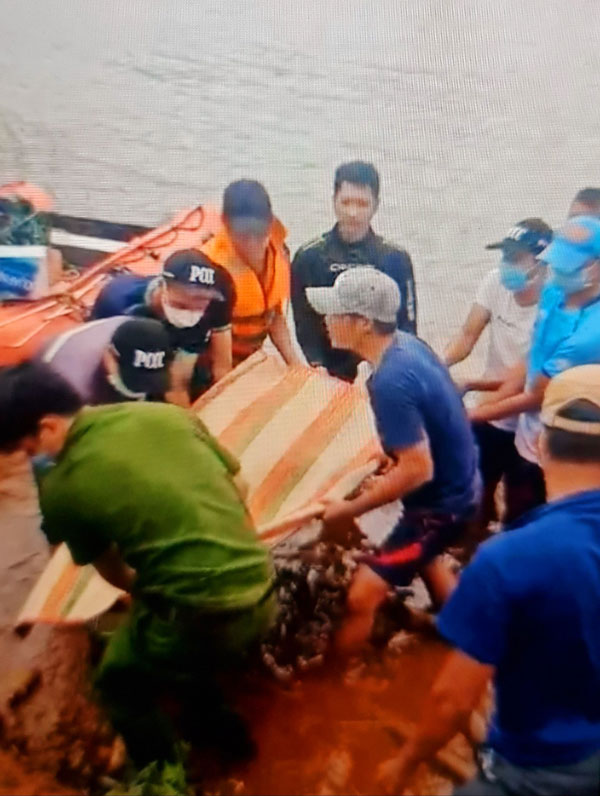 Thợ lặn và lực lượng cứu hộ cứu nạn đưa thi thể nạn nhân vào bờ
