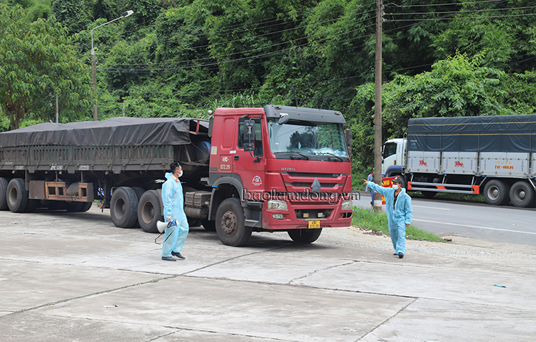 Chốt kiểm soát đèo Chuối đã phát hiện nhiều trường hợp nhiễm SARS-CoV-2 là tài xế, phụ xe vận chuyển hàng hóa. Ảnh: Khánh Phúc