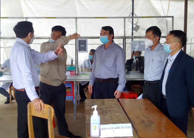 Phó Chủ tịch UBND tỉnh Lâm Đồng Phạm S kiểm tra thực tế tại chốt kiểm dịch tại thị trấn Dran