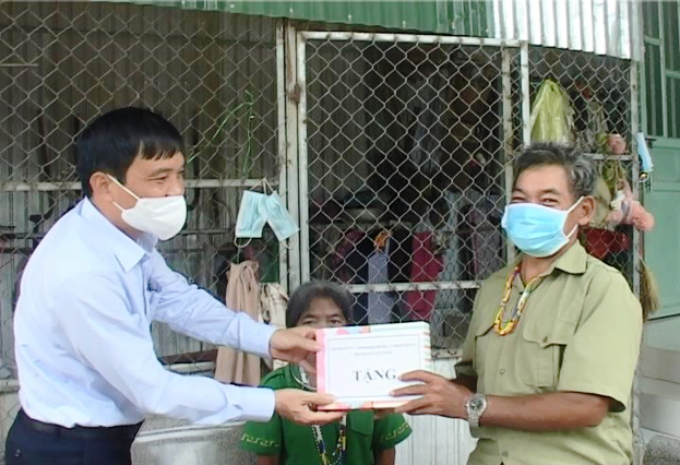 Phó Bí thư Huyện ủy, Chủ tịch UBND huyện Nguyễn Hoàng Phúc tặng quà các hộ gia đình chính sách trên địa bàn huyện