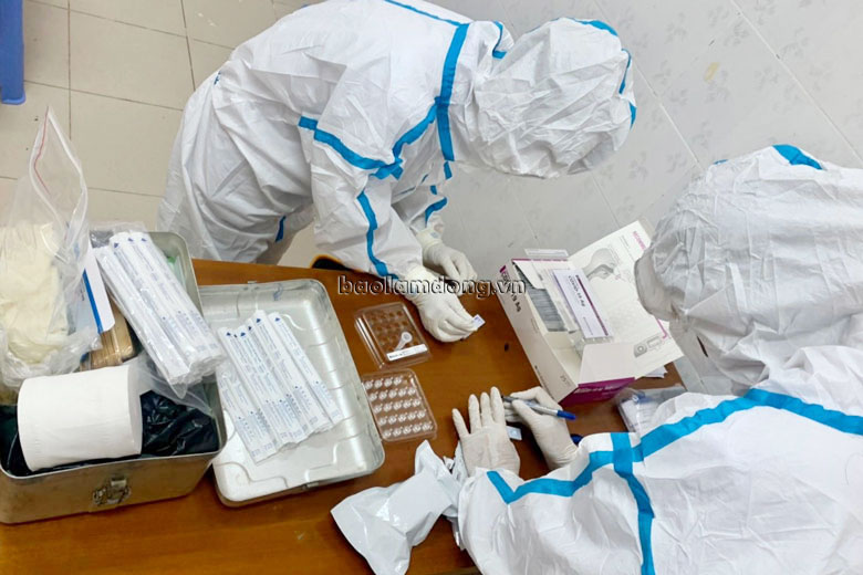 Ngành y tế lấy mẫu xét nghiệm sàng lọc SARS-CoV-2 trong cộng đồng tại xã Hiệp Thạnh, huyện Đức Trọng