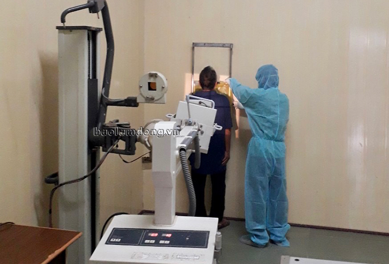 Bác sĩ đang khám điều trị cho bệnh nhân tại khu cách ly điều trị Covid-19 Ka Đô, Đơn Dương 