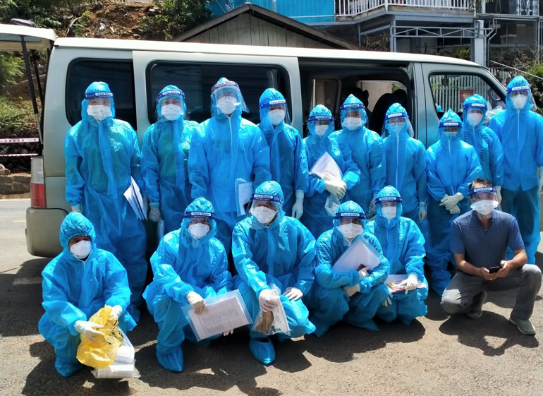 Các đội đáp ứng nhanh của CDC Lâm Đồng lên đường làm nhiệm vụ điều tra truy vết, khử khuẩn, lấy mẫu xét nghiệm để phòng chống dịch tại TP Đà Lạt