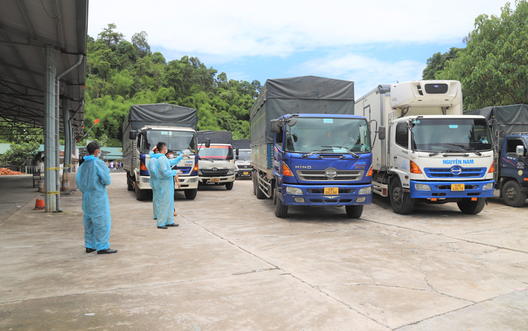 Lực lượng chức năng làm việc lại chốt kiểm soát dịch bệnh tại đèo Chuối, Đạ Huoai. Ảnh: Khánh Phúc 