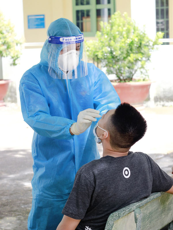 Tình nguyện viên Lâm Đồng hỗ trợ khu cách ly tỉnh Bình Dương lấy mẫu xét nghiệm. Ảnh: Tuấn Anh