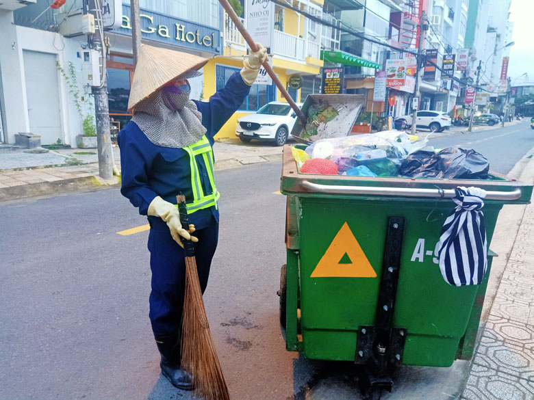 Chị Thương miệt mài với công việc để góp phần xây dựng thành phố Đà Lạt luôn xanh - sạch - đẹp