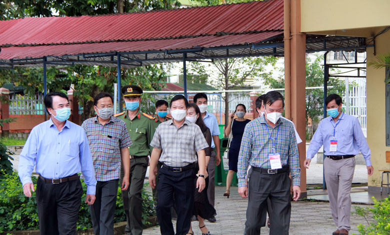 Ban chỉ đạo thi tỉnh và lãnh đạo huyện Đạ Tẻh kiểm tra công tác thi đợt 2 tại điểm thi Đạ Tẻh