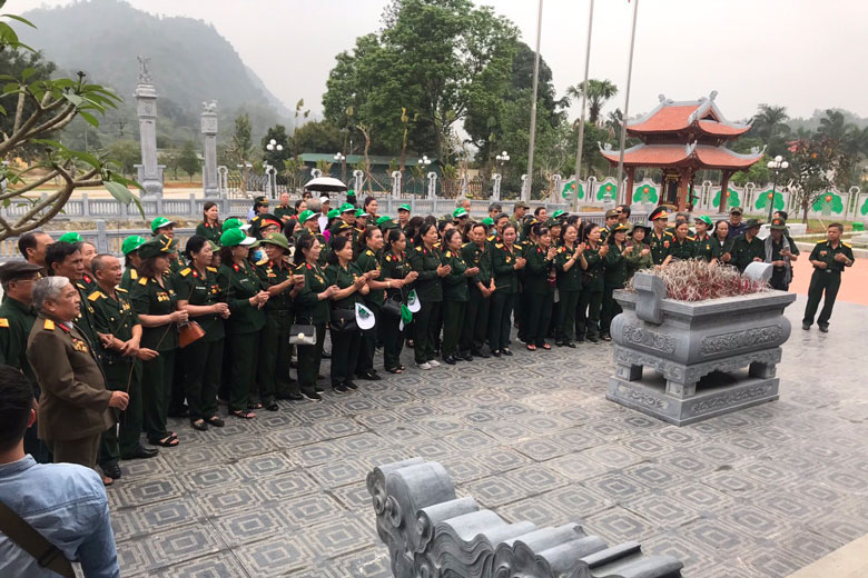 Đoàn khách cựu chiến binh Hà Nội dâng hương tại nhà tưởng niệm các vị tiền bối cách mạng trong Khu Di tích quốc gia đặc biệt Tân Trào. (Nguồn: Bảo tàng Tuyên Quang)
