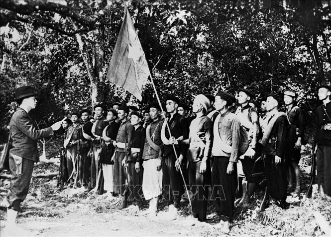 Ngày 22/12/1944, Đội Việt Nam Tuyên truyền Giải phóng quân được thành lập tại khu rừng Trần Hưng Đạo ở châu Nguyên Bình, tỉnh Cao Bằng, do đồng chí Võ Nguyên Giáp chỉ huy, trực tiếp tham gia chiến đấu bên cạnh các cơ sở, lực lượng dân quân ở các địa phương, đóng vai trò nòng cốt, quyết định sự thành công của Cách mạng Tháng Tám. Ảnh: Tư liệu