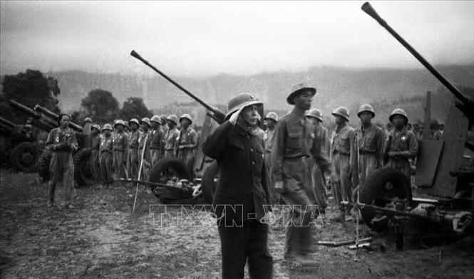 Đại tướng Võ Nguyên Giáp duyệt đội hình các đơn vị bộ đội tham gia Chiến dịch Điện Biên Phủ năm 1954 ngay tại mặt trận. Ảnh: Tư liệu