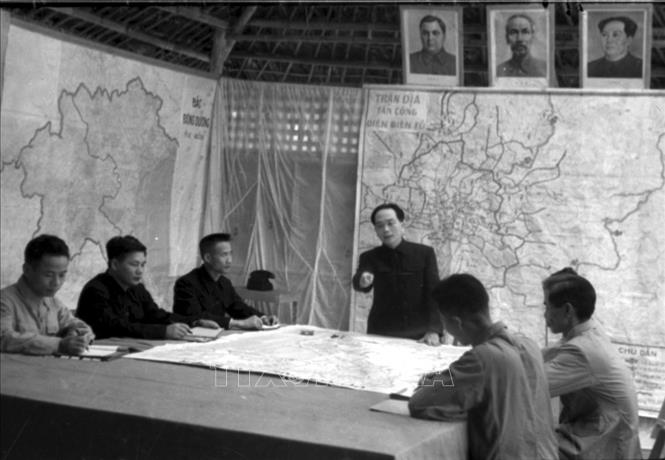 Đại tướng Võ Nguyên Giáp và Bộ Tổng tham mưu Quân đội nhân dân Việt Nam nghiên cứu kế hoạch tác chiến Chiến dịch Điên Biên Phủ. Ảnh: Tư liệu
