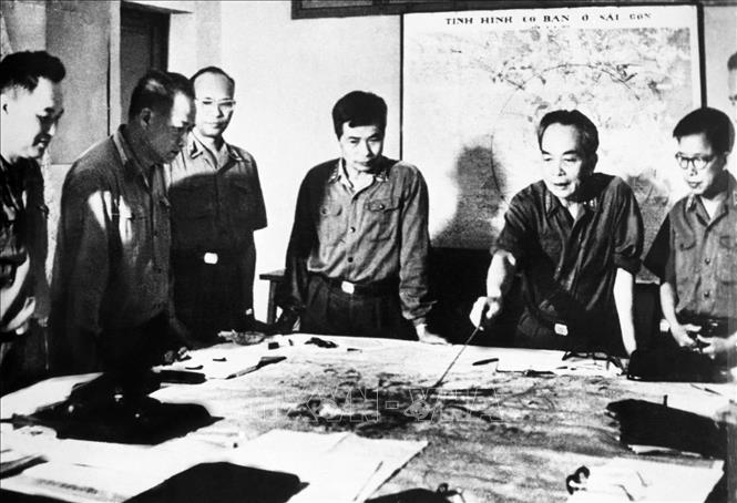 Đại tướng Võ Nguyên Giáp và các đồng chí lãnh đạo Quân ủy Trung ương theo dõi diễn biến Chiến dịch Hồ Chí Minh năm 1975.