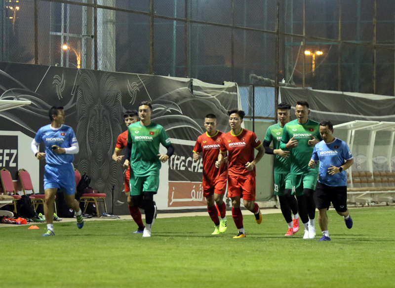 Các cầu thủ bước vào tập ngay để làm quen với sân bãi và khí hậu ở Saudi Arabia