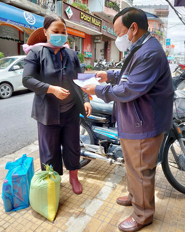 Ông Nguyễn Văn Lực - Chủ tịch Hội Bảo trợ Bệnh nhân nghèo - Người tàn tật và Trẻ mồ côi đã góp tiền túi của gia đình để tặng hàng trăm phần quà cho các hoàn cảnh khó khăn bị ảnh hưởng bởi dịch Covid-19 tại Đà Lạt