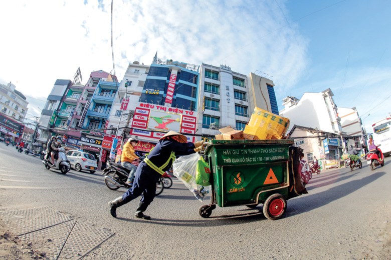 Những ngày dịch Covid-19 diễn biến khó lường, phức tạp nhưng đường phố Đà Lạt luôn được đảm bảo xanh - sạch - đẹp nhờ đội ngũ công nhân chăm chỉ làm việc không ngừng nghỉ.