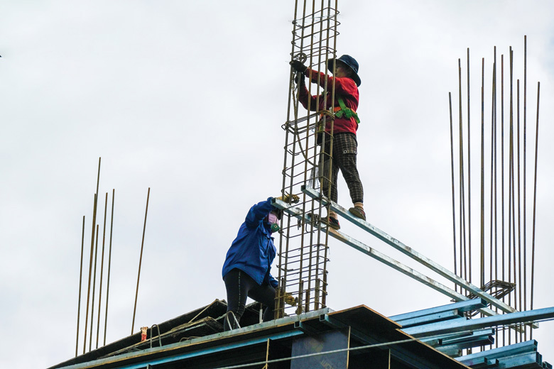 Một nhóm công nhân đang hối hả thi công tại một công trình xây dựng trên đường Quang Trung, Phường 9, TP Đà Lạt