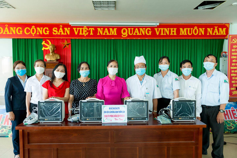 Bệnh viện II Lâm Đồng tiếp nhận các thiết bị y tế từ Hội Nữ cán bộ hưu trí và các mạnh thường quân.