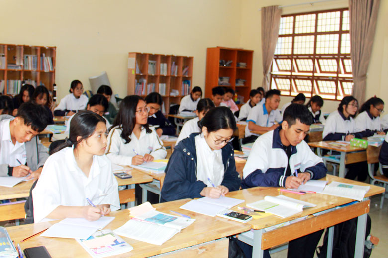 Học sinh Trường Phổ thông Dân tộc nội trú THPT tỉnh Lâm Đồng trong giờ học năm học 2020-2021