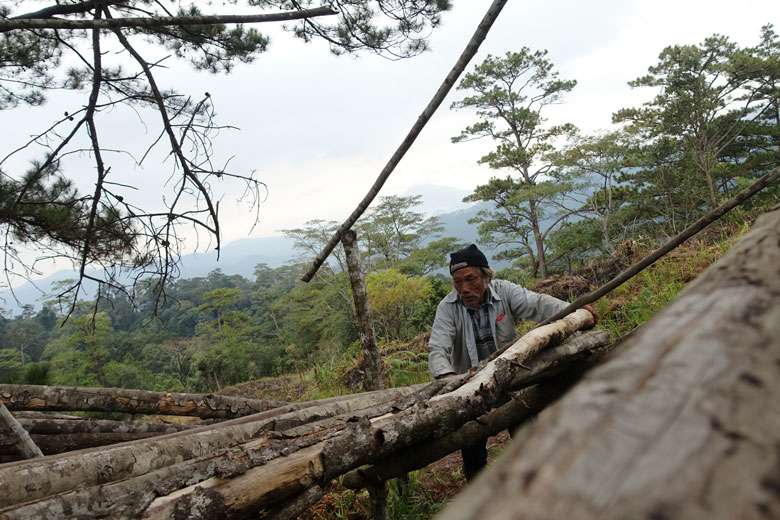 Già Ha Clas (67 tuổi) dựng một chòi canh cháy rừng  ngay trên nền đất làng Đưng Iar Jiêng