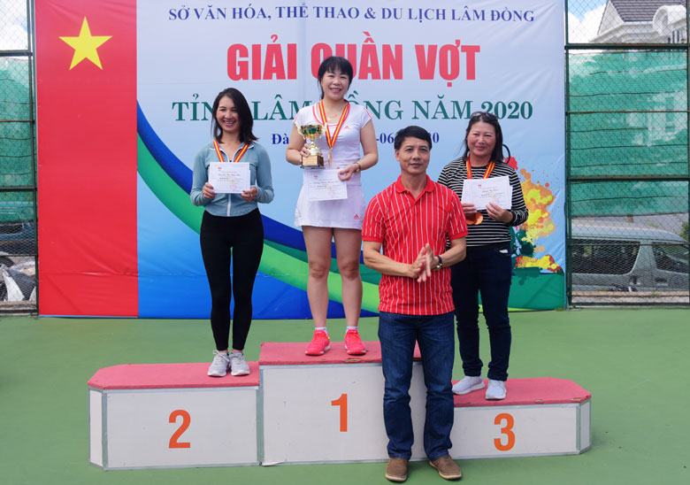 Trao thưởng tại một giải thể thao cấp tỉnh do Sở Văn hóa - Thể thao và Du lịch Lâm Đồng tổ chức trong năm 2020