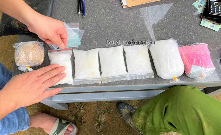 900 gram ma túy các loại và 709 viên thuốc lắc do Tô Tuấn Vũ mua từ biên giới Campuchia mang về Việt Nam tiêu thụ được Công an huyện Đạ Huoai thu giữ