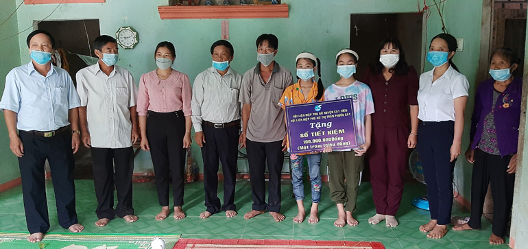 Hội Liên hiệp Phụ nữ huyện Cát Tiên và thị trấn Phước Cát trao tặng sổ tiết kiệm cho hai cháu Tiên Như và Bảo Yến