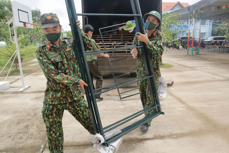 Cán bộ chiến sĩ Ban CHQS huyện Đam Rông chuẩn bị cơ sở vật chất để hoạt động khu cách ly tập trung của huyện