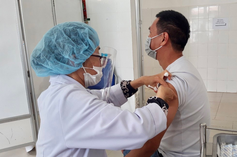 Tiêm vắc xin phòng Covid-19 tại CDC Lâm Đồng