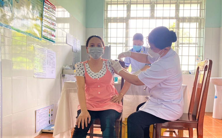 Huyện Đạ Huoai tổ chức tiêm vắc xin phòng Covid-19 đợt 10 mũi 2 cho các đối tượng ưu tiên