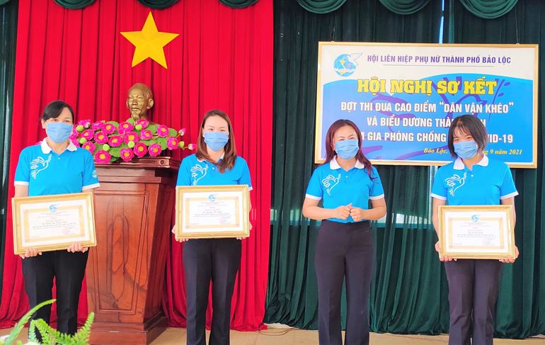 Các tập thể, cá nhân nhận bằng khen của Hội Liên hiệp Phụ nữ tỉnh Lâm Đồng trao tặng