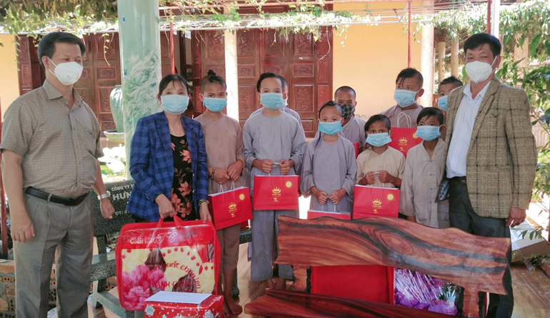 Ông Nguyễn Tiến Dũng trao quà cho trẻ em tại Cơ sở Bảo trợ Xã hội Diệu Thắng (huyện Di Linh)