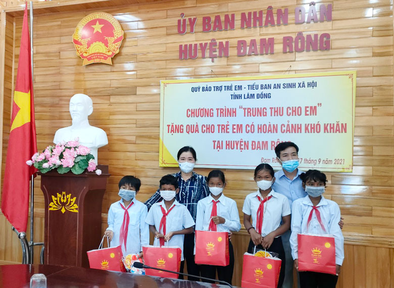 Bà Lê Thị Thêu - Giám đốc Sở Lao động Thương binh và Xã hội trao quà cho các em thiếu nhi huyện Đam Rông