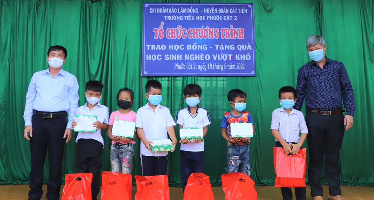 Lãnh đạo UBND huyện Cát Tiên trao học bổng và quà cho các em học sinh nghèo vượt khó học giỏi
