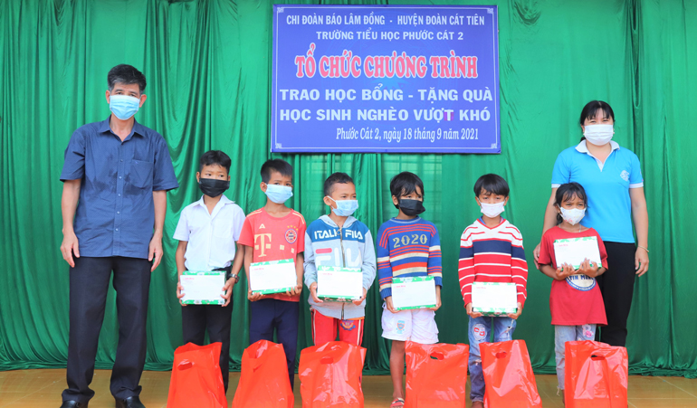 Đại diện Ủy ban MTTQ Việt Nam huyện Cát Tiên và Hội Liên hiệp Phụ nữ huyện trao tặng quà và học bổng cho các em học sinh