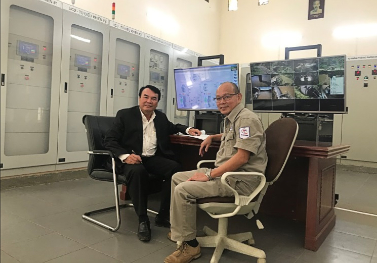 Tác giả trao đổi với ông Trần Ngọc Vĩnh Phúc - Quản đốc nhà máy tại phòng điều hành về thông tin nhà máy Thủy điện Ankroet