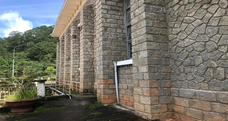 Toàn bộ công trình Thủy điện Ankroet với kỹ thuật xây dựng độc đáo 100% tường là đá chẻ không có cốt thép 