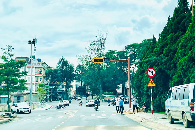 Đèn tín hiệu giao thông đầu tiên được lắp sáng nay tại nút giao Hoàng Văn Thụ - Ba tháng Hai.
