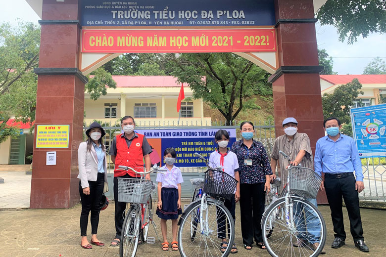 Hội Chữ thập đỏ cùng Phòng Giáo dục và Đào tạo huyện Đạ Huoai và nghệ sĩ nhiếp ảnh Nguyễn Trung Thành trao tặng xe đạp cho các em học sinh nghèo, học sinh đồng bào dân tộc thiểu số khó khăn