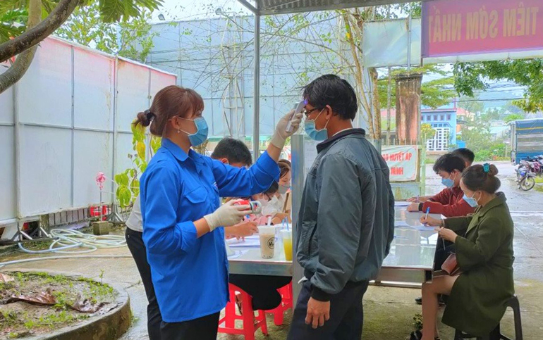 ĐVTN Bảo Lộc tham gia hỗ trợ người dân kiểm tra thân nhiệt tại các điểm tiêm vắc xin trên địa bàn