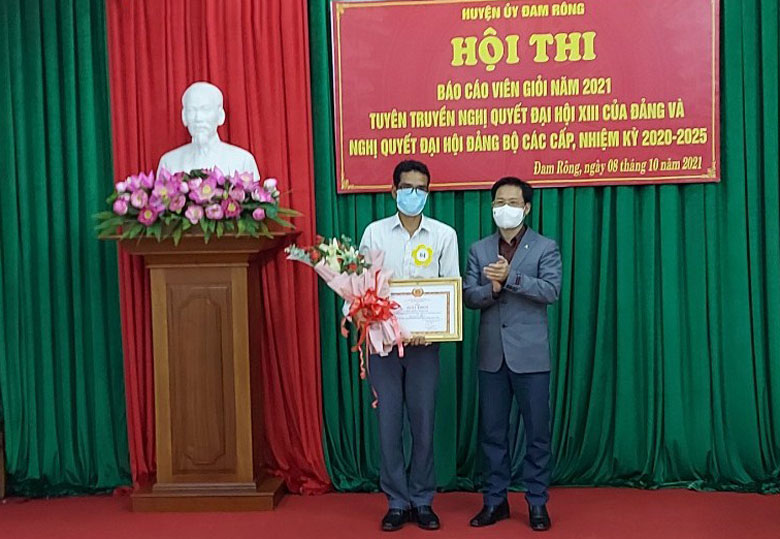 Đồng chí Trần Trung Hiếu - Phó Trưởng ban Thường trực Ban Tuyên giáo Tỉnh ủy trao giải Nhất cho thí sinh Lơ Mu Ha Poh – Bí thư Đảng ủy xã Đạ Long
