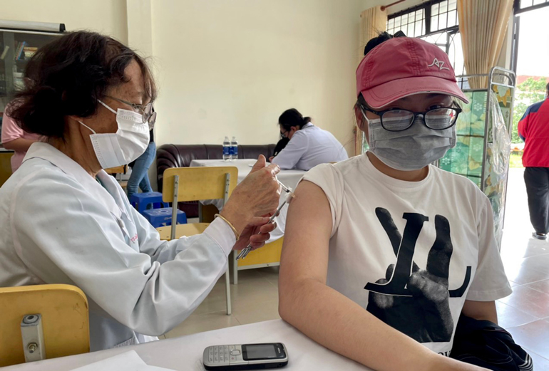 Tiêm vắc xin Vero Cell phòng Covid-19 đợt 15 tại Trường chuyên Thăng Long – Đà Lạt