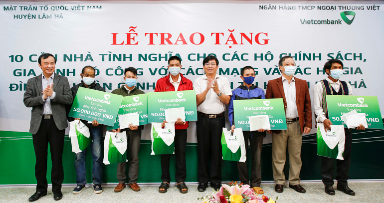 Ông Hoàng Thanh Hải (giữa), ông Nguyễn Văn Chiểu (bìa trái) và ông Lê Anh Tuấn (Phó Bí thư Đảng ủy Khối Doanh Nghiệp – phải) trao biểu trưng tài trợ nhà và quà cho 5 gia đình