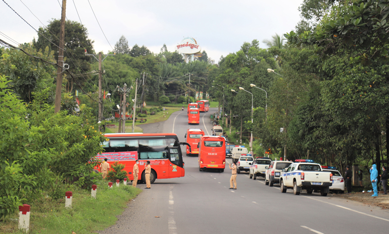 Đoàn xe đưa đón công dân tiếp tục hành trình về các khu cách ly tập trung tại các huyện, thành phố trong tỉnh Lâm Đồng
