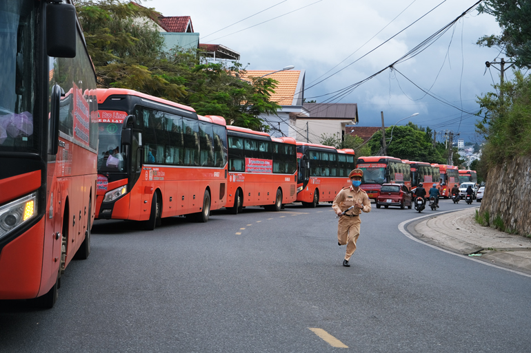 Đoàn xe Phương Trang chở 270 công dân Lâm Đồng về tới TP Đà Lạt. Lực lượng chức năng khẩn trương phân luồng giao thông, hướng dẫn để các xe về các khu cách ly tập trung trên địa bàn