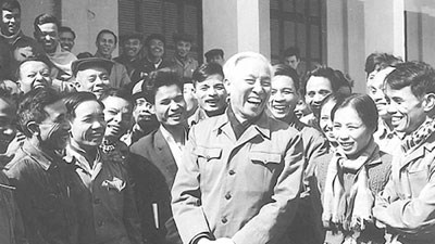 Đồng chí Lê Đức Thọ gặp gỡ các đại biểu về dự Đại hội Đảng bộ tỉnh Hà Nam Ninh năm 1976. Ảnh tư liệu