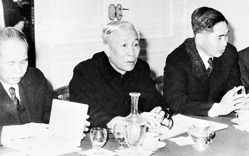 Cố vấn Lê Đức Thọ trong buổi đàm phán trực tiếp với cố vấn Mỹ về việc chấm dứt chiến tranh, lập lại hòa bình ở Việt Nam, ngày 13/1/1973 tại Pháp