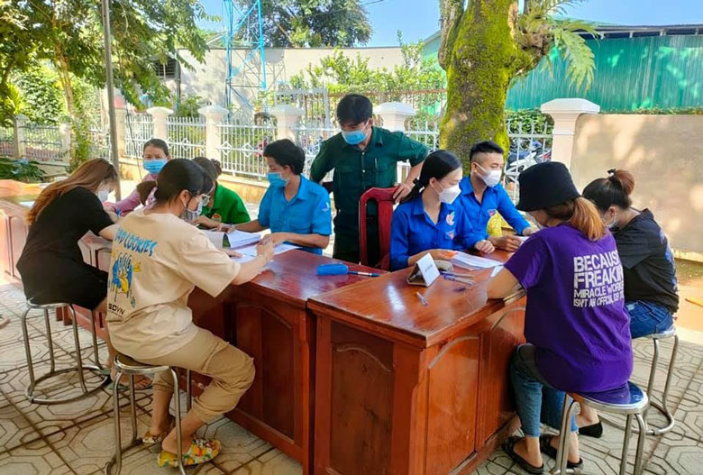 Từ ngày 5 - 7/10, Huyện Đoàn Cát Tiên đã huy động hơn 100 đoàn viên, thanh niên tham gia hỗ trợ tiêm vắc xin