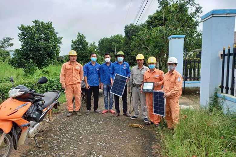 Huyện Đoàn Cát Tiên phối hợp Chi Đoàn Điện lực Lâm Đồng thực hiện lắp đặt 20 bóng điện năng lượng mặt trời tại thôn 01, xã Đức Phổ