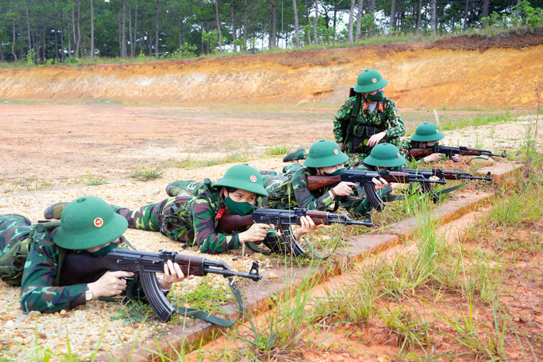  Hội viên phụ nữ Học viện Lục quân tập bắn trên thao trường